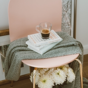 décoration intérieur cocooning design salon revêtement parquet bois chaise rose pastel pieds cuivre livre café plaid gris