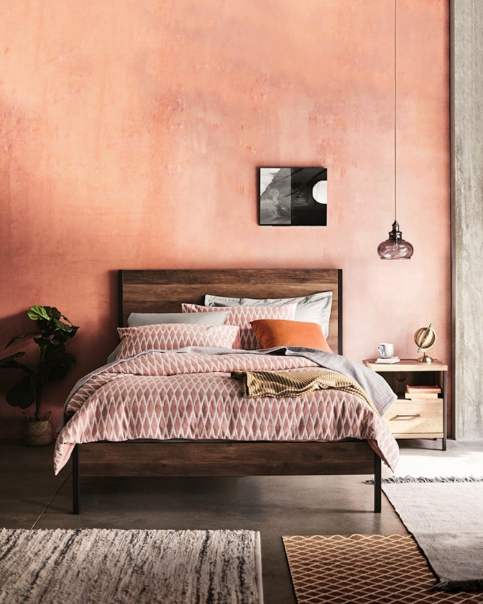 décoration petite chambre à coucher mur rose tête de lit bois foncé couleur peinture chambre adulte terracotta cache pot paille plante verte chambre