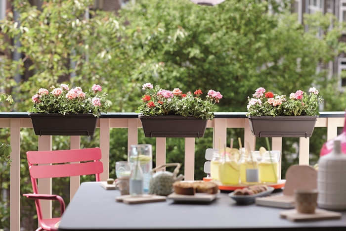 décoration petite terrasse balcon chaise rouge table jardinière suspendue plantes fleuries petit déjeuner design extérieur idées