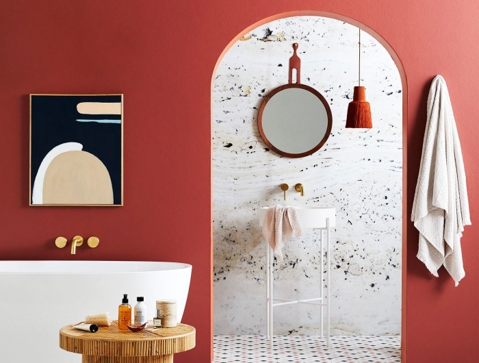 décoration salle de bain tendance style moderne peinture terracotta couleur carrelage sol blanc table basse bois baignoire autoportante