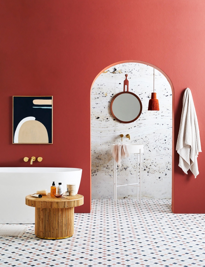 décoration salle de bain tendance style moderne peinture terracotta couleur carrelage sol blanc table basse bois baignoire autoportante