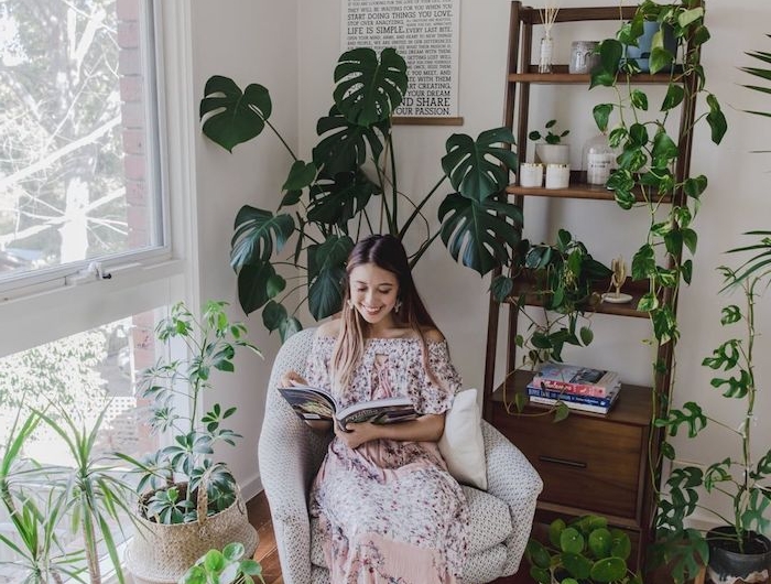 exemple comment amenager un coin de lecture entouré de plantes verte style jungle et etagere pour livre et plantes