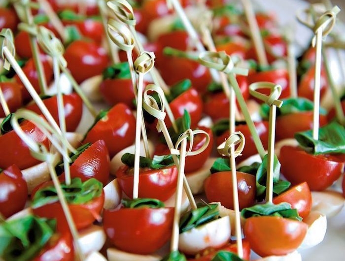 exemple de buffet froid mariage brochette apero tomate cerise feuille de bacilic mozzarella dans une assiette