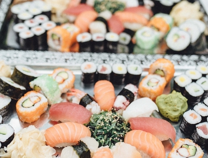 exemple de buffet mariage style japonais avec sushi sur plateaux exemple repas festif pour 20 personnes