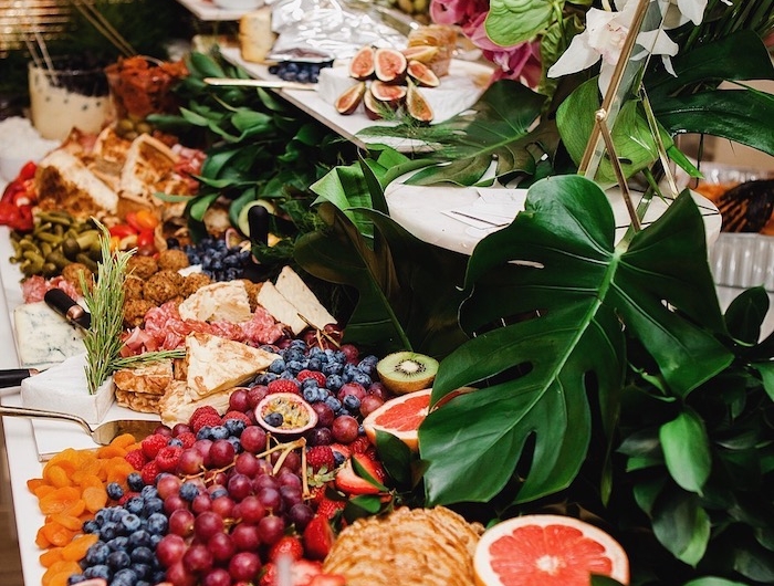 exemple de deco table mariage buffet froid avec des fruits variés crepes gourmandises charcuterie buffet salé avec déco de feuilles vertes