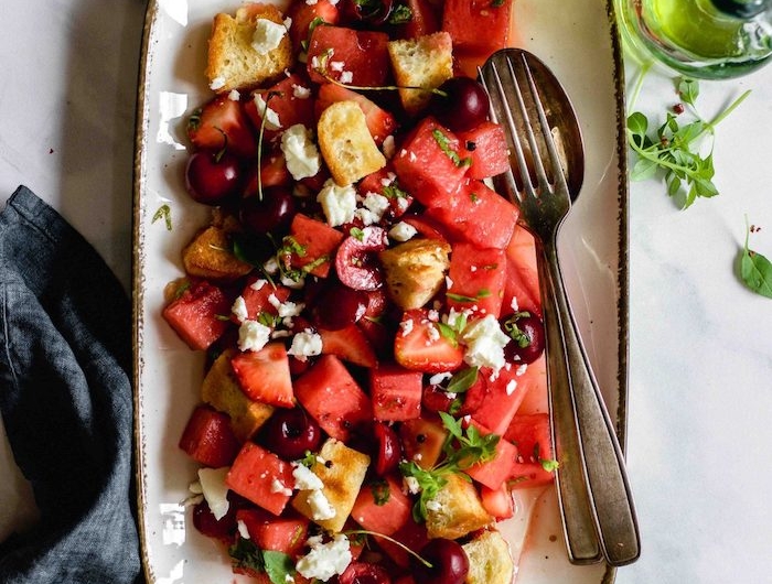 exemple recette salade composée froide à la pasteque fraises cerises ciabatta et de la feta émiettée