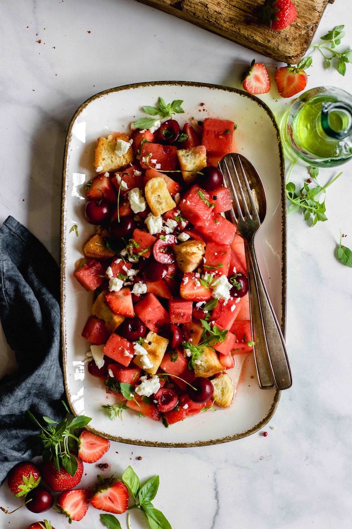 exemple recette salade composée froide à la pasteque fraises cerises ciabatta et de la feta émiettée