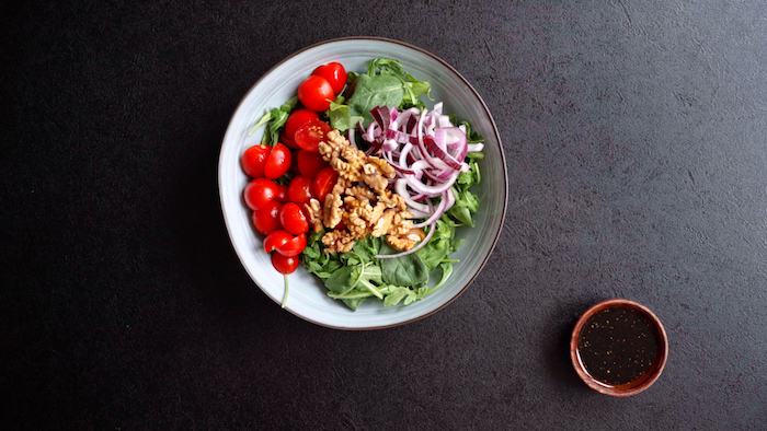 exemple salade composée d épinards roquette noix oignons et tomates cerises vinaigrette que mettre dans une salade d été