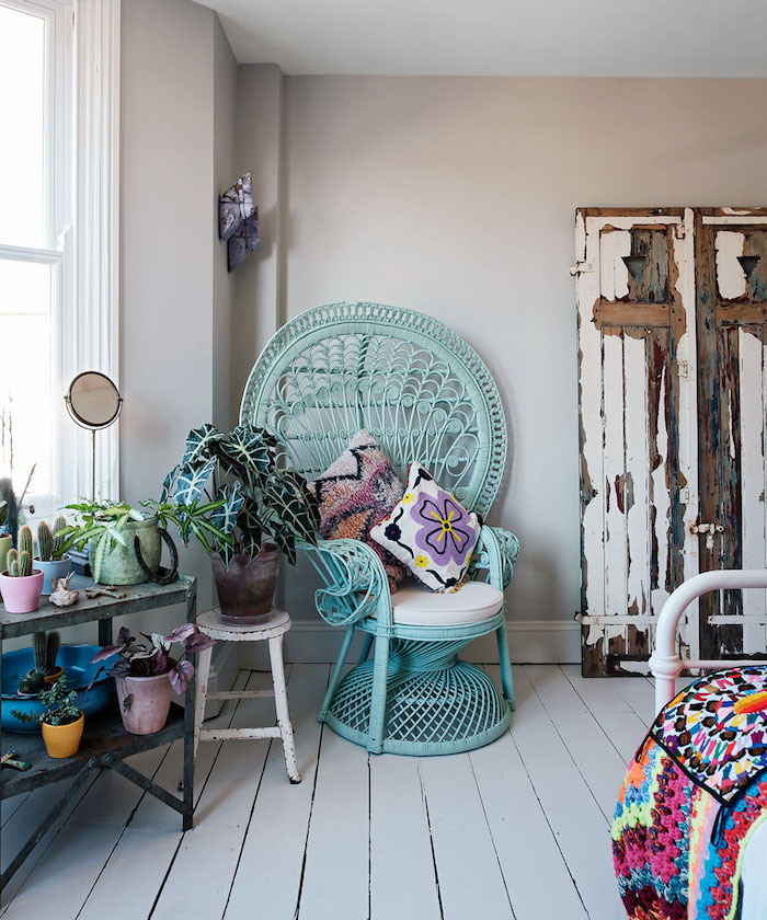 fauteuil oeuf exotique en rotin repeint en bleu avec coussins cosy lit blanc avec couverture orientale colorée et rangement pot de fleurs et armoire vintage chic