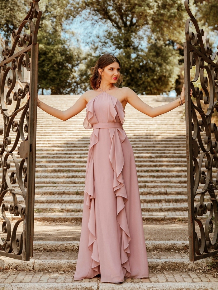 femme élégante idée tenue pour femme invitée mariage style champêtre robe de cocktail pour mariage chic couleur rose pâle volants