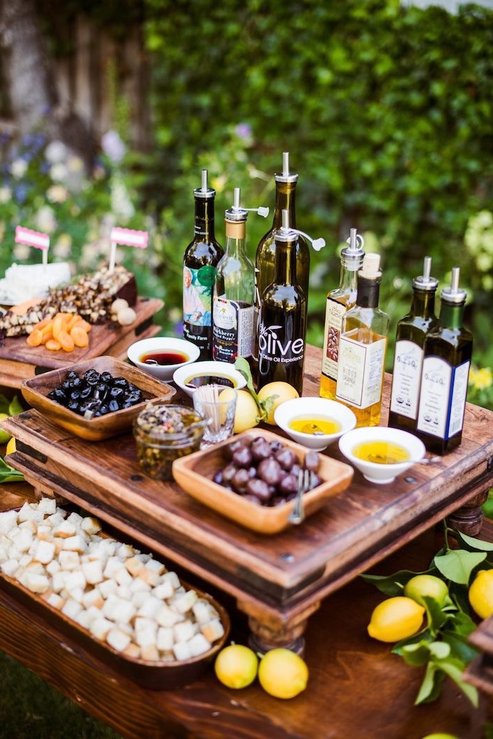 idee buffet mariage avec des olives huiles variés fruits séchés et noix cubes de pain exemple original