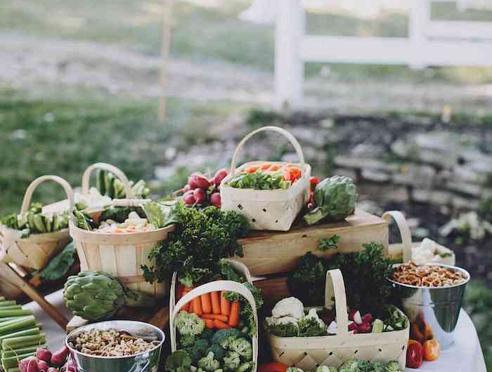 idee de buffet campagnard pour mariage avec des legumes frais crudités et des noix bretzels exemple originale repas mariage