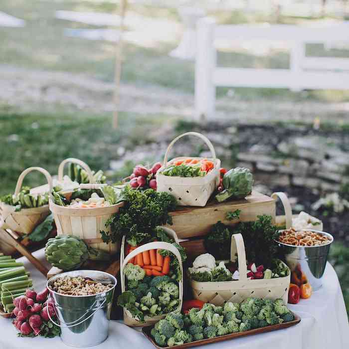 idee de buffet campagnard pour mariage avec des legumes frais crudités et des noix bretzels exemple originale repas mariage