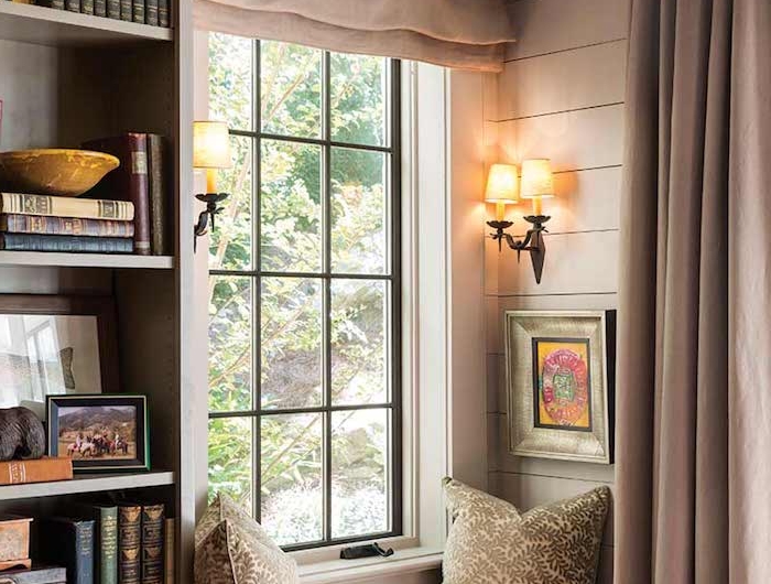idee deco salon chaleureux avec niche murale coté fenetre coin de lecture rideau gris bibliohteque à voté