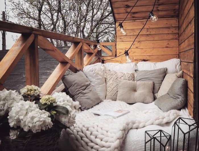 idée de fauteuil coussin au sol et coussins cocooning gris panier de fleurs et lanternes à bougies amenagement balcon cooning avec coin lecture