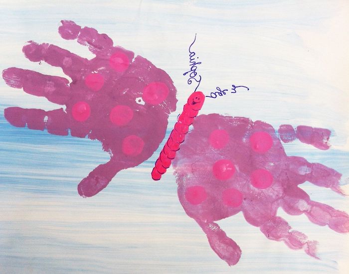 idée de papillon en empreintes de main de peinture rose activité peinture maternelle simple a realiser