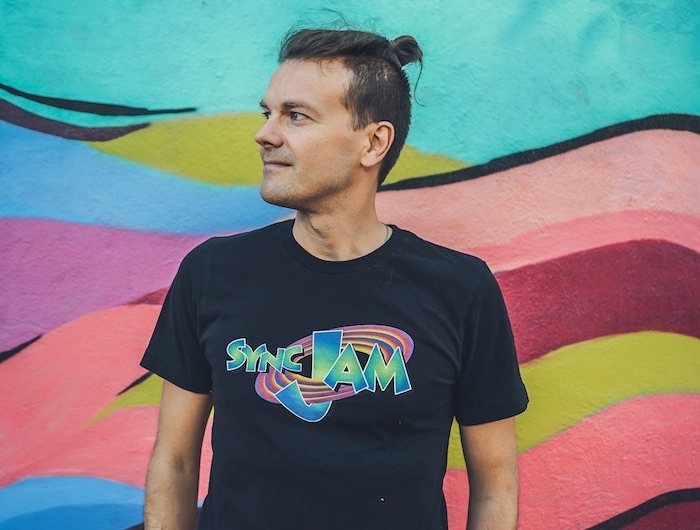 idée de teeh shirt imprimé space jam sur fond noir exemple tendance tee shirt imprimé années 90