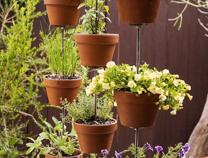 idée comment faire un brise vue jardin avec plantes suspendues pots de fleurs terre cuite en rideau végétal séparation intimité jardin