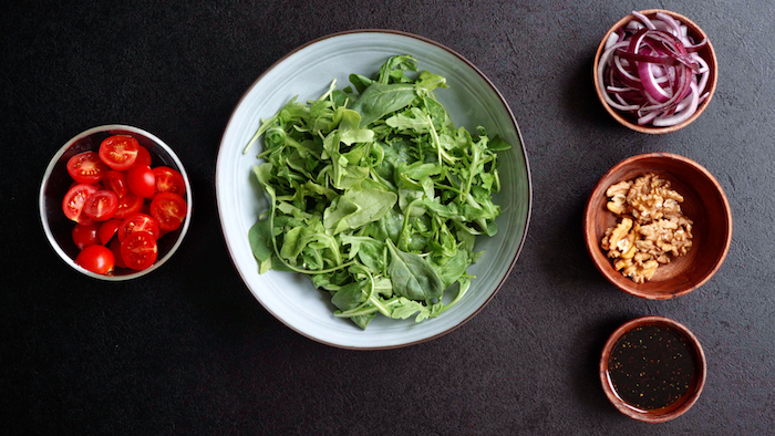ingrédients pour faire une salade maison simple de roquette épinards tomates cerises noix oignons rouges et vinaigrette simple