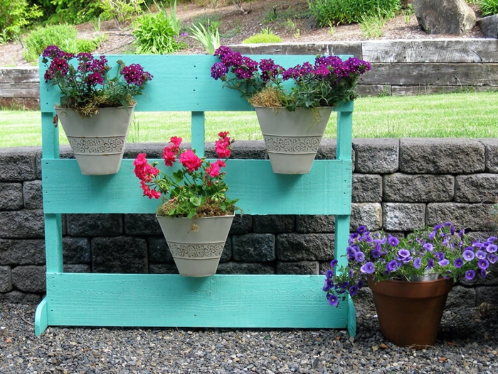 jardiniere de balcon diy bricolage facile été rangement pot de fleur support en planches de bois repeintes en turquoise