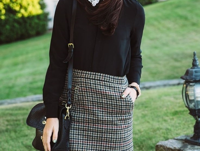 jupe courte taille haute imprimés plaid style chic femme vêtement blouse noire col dentelle blanche sac à main cuir noir