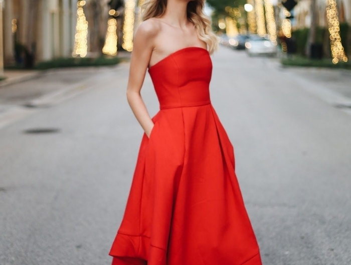 look femme élégante sandales à talons nude vêtements invitée mariage officiel cérémonie robe longue rouge stylée tenue habillée pour mariage