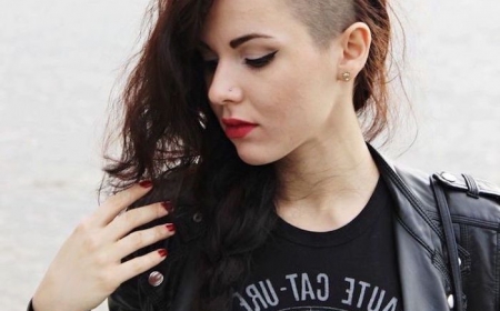 look rock feme avec des cheveux lonf ondulés et côtés rasé tee tenue femme noire style rock