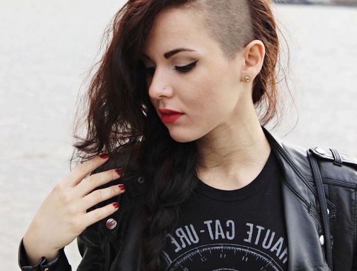 look rock feme avec des cheveux lonf ondulés et côtés rasé tee tenue femme noire style rock