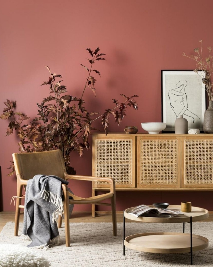 meuble fibre naturelle chaise bois table double plateau bois pieds métal noir couleur de peinture pour salon moderne mur terracotta