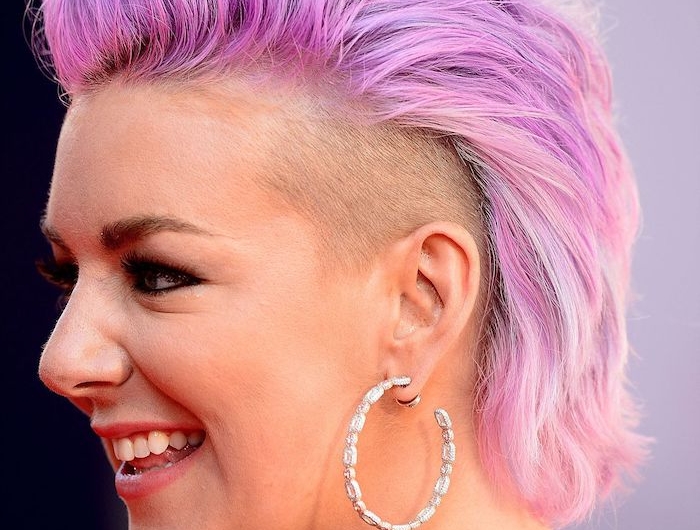 modele de coiffure courte style rock avec coloration rose et des côtés rasés avec des mèches plus longues rose