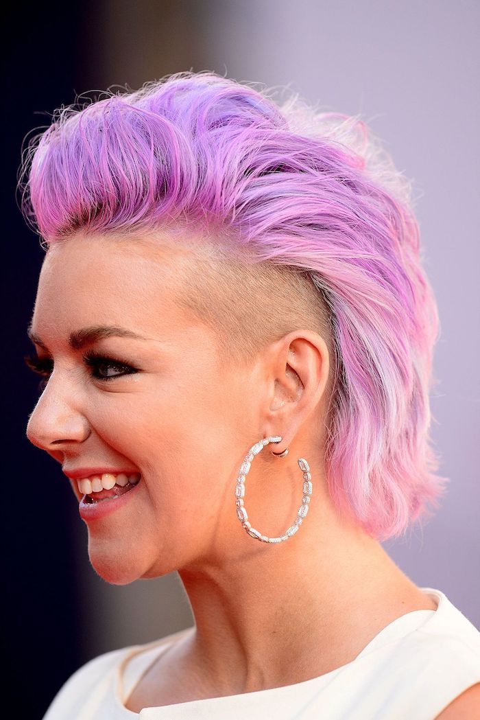 modele de coiffure courte style rock avec coloration rose et des côtés rasés avec des mèches plus longues rose