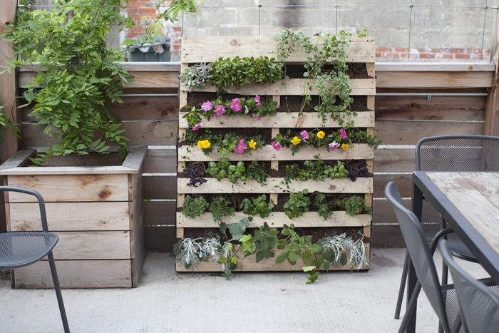 mur végétal palette que faire avec des palettes en bois recyclage bricolage avec matériaux de récupération décoration balcon terrasse bois