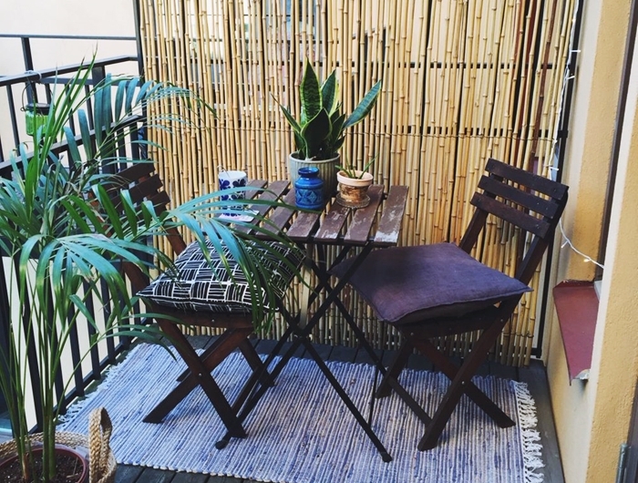 palissade bambou déco petit balcon bambou rideau brise vue terrasse bois foncé cache pot tressé plantes vertes table bois café