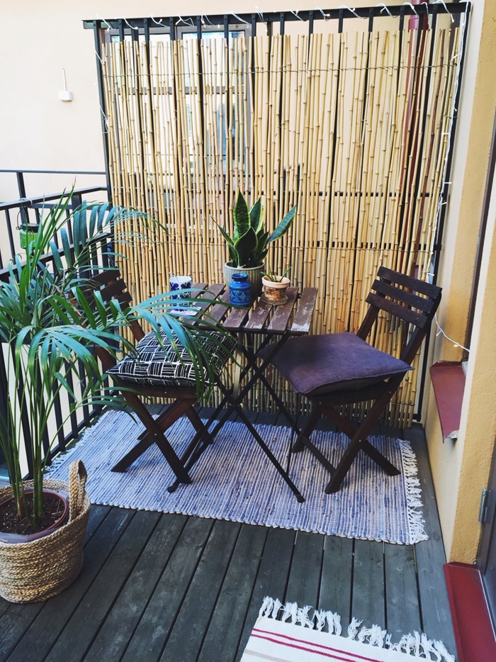 palissade bambou déco petit balcon bambou rideau brise vue terrasse bois foncé cache pot tressé plantes vertes table bois café