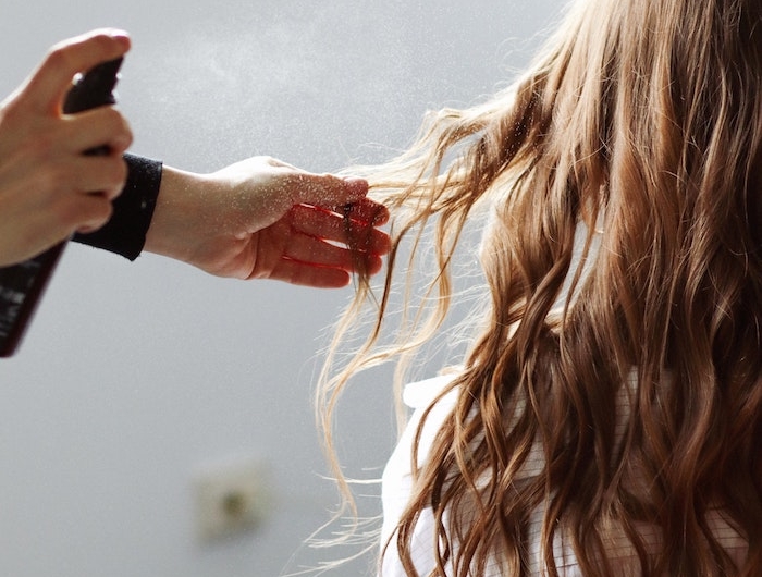 passer chez le coiffeur en fin de vacances pour revitaliser ses cheveux soin capillaire en été quels gestes beauté