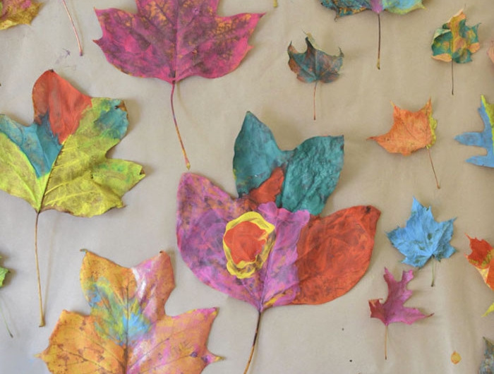 peinture sur des feuilles mortes de style abstrait peinture maternelle loisir creatif enfant original