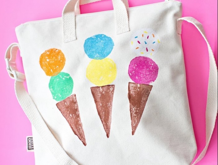 peinture sur textile idée loisir creatif enfant dessiner des glaces sur étoffe sac à main de couleur blanche avec manche