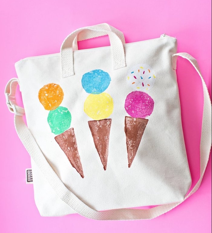 peinture sur textile idée loisir creatif enfant dessiner des glaces sur étoffe sac à main de couleur blanche avec manche, activité avec de la peinture originale