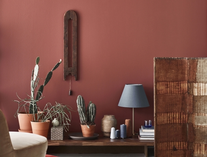 peinture tendance cactus pot de fleur terre cuite tapis motifs géométriques fauteuil velours beige couleur de peinture pour salon moderne