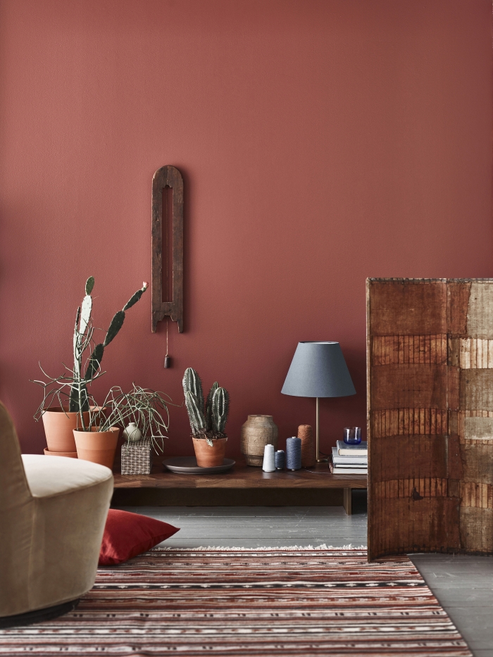 peinture tendance cactus pot de fleur terre cuite tapis motifs géométriques fauteuil velours beige couleur de peinture pour salon moderne