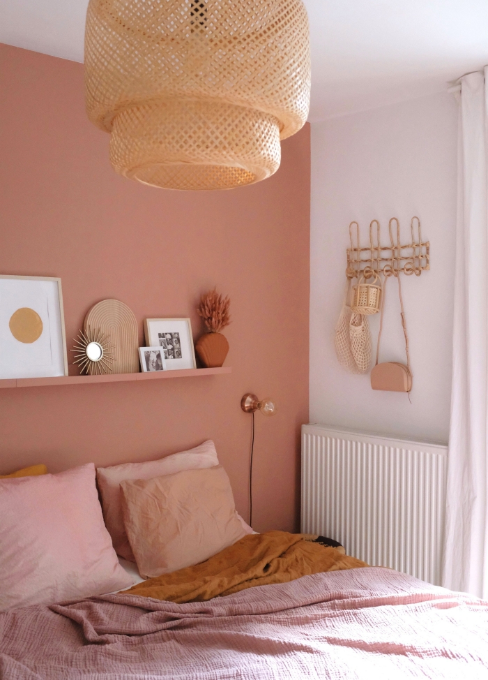 petit miroir soleil peinture couleur terracotta rose poudré linge de lit couleur jaune moutarde association couleurs intérieur décoration chambre