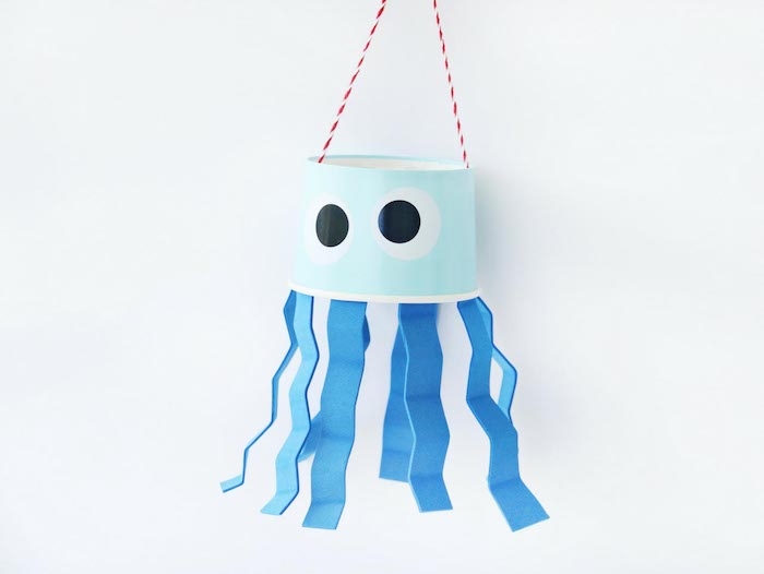 pieuvre en gobelet coupelle de papier avec des bouts de papier cartonné bleu pour tentacules et des yeux papier activité manuelle facile en papier