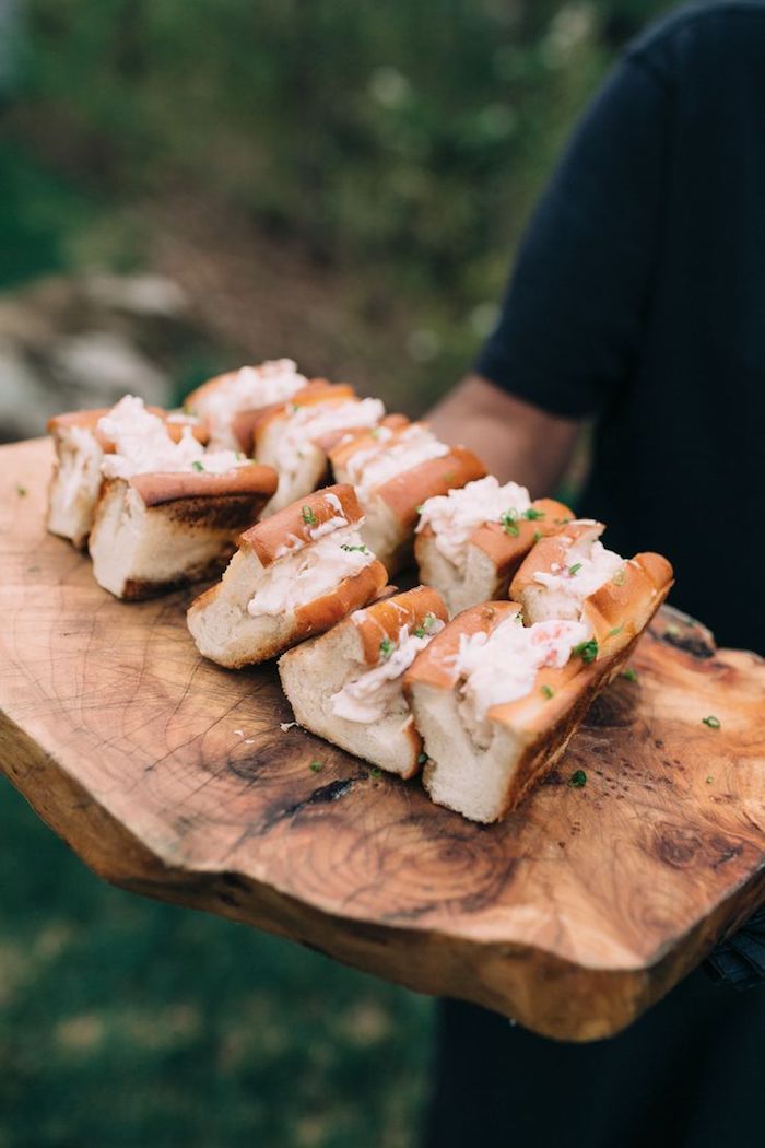 planche de bois avec sandwiches à la salade de saumon apéritif dinatoire simple et chic a faire pour ses invités