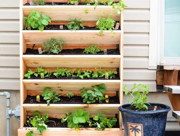pot pour plante bleu foncé idée rangement vertical pour plantes ou herbes balcon diy jardinière en planches de bois bricolage facile