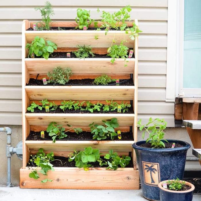 pot pour plante bleu foncé idée rangement vertical pour plantes ou herbes balcon diy jardinière en planches de bois bricolage facile