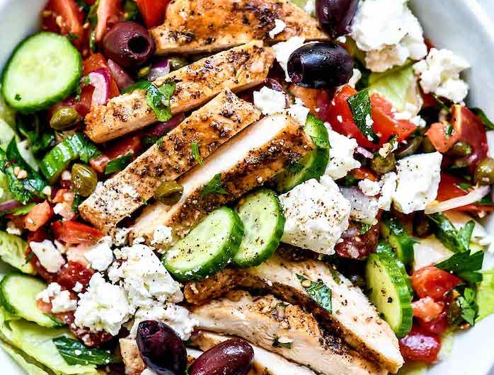 recette salade composée été idée salade grecque avec iceberg concombres olives tomates et feta