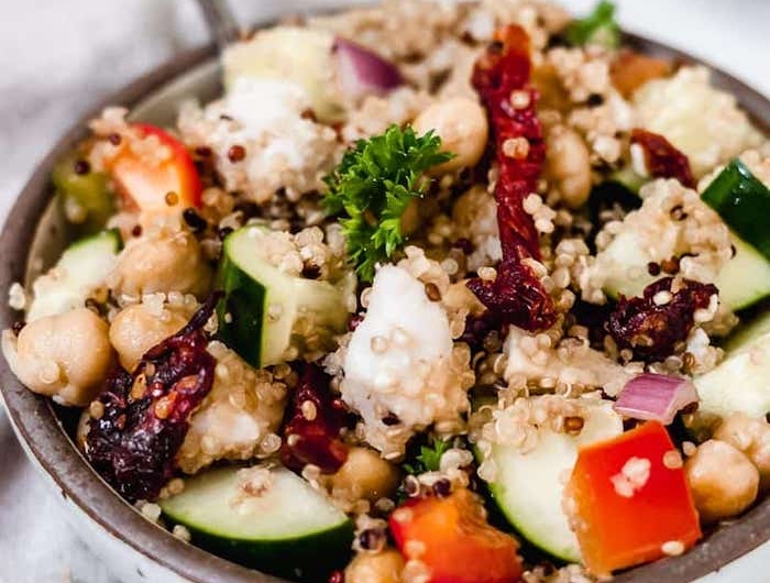 recette salade composée froide aux concombres poivrons quinoa tomates séchées et pois chiche