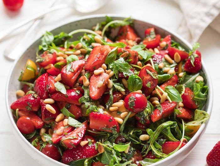 recette salade composée froide à la roquette fraises et tomates cerise et des graines avex dressing sauce salade