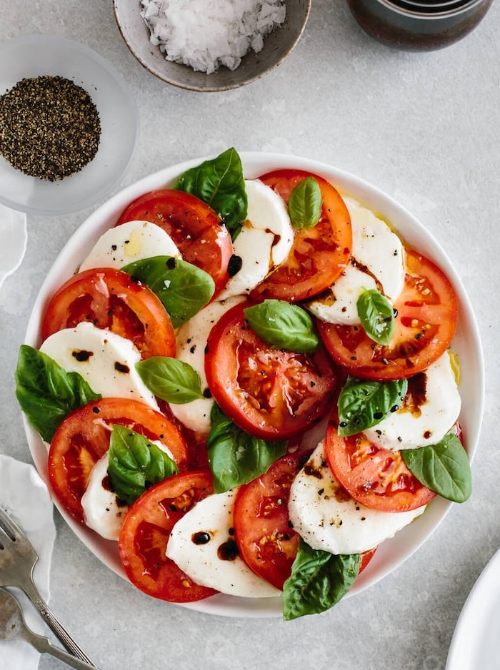 recette salade d été de rondelles de tomate mozzarella basilic vinaigre de balsamique comment faire salade caprese chez soi