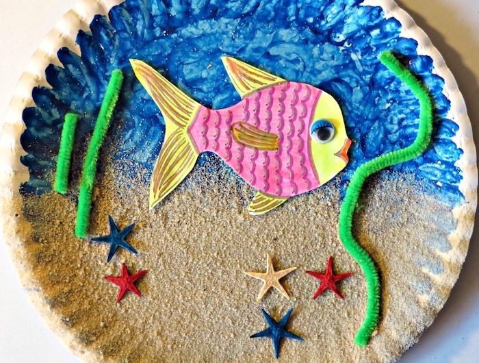 recyclage assiette de papier transformée en paysage fond marin avec sable poissons colorés et cure pipe activité manuelle 6 ans